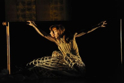 La bailarina francesa Sylvie Guillem (París, 1965) será distinguida con el León de Oro a toda una carrera en el VIII Festival Internacional de Danza Contemporánea de Venecia, que se celebrará entre los próximos 8 al 24 de junio. En la imagen, un momento de la representación de 'Eonnagata', que creó junto a Robert Lepage y Russell Maliphant en 2006.