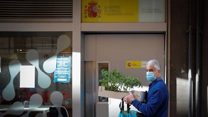 Un hombre pasa por delante de una Oficina de Empleo este martes en Pamplona.