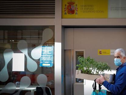 Un hombre pasa por delante de una Oficina de Empleo este martes en Pamplona.