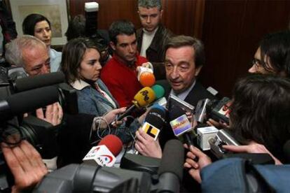 El fiscal jefe de la Fiscalía Anticorrupción, Antonio Salinas, rodeado de periodistas en Málaga.