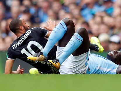 Mendy se duele en el suelo tras lesionarse en el partido contra el Crystal Palace.