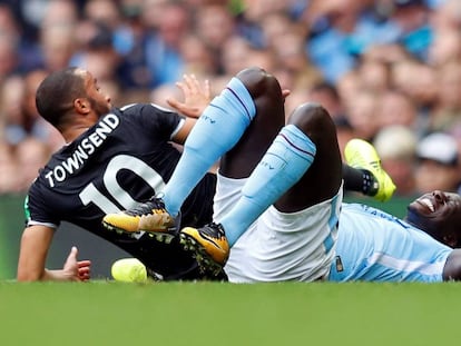 Mendy se duele en el suelo tras lesionarse en el partido contra el Crystal Palace.
