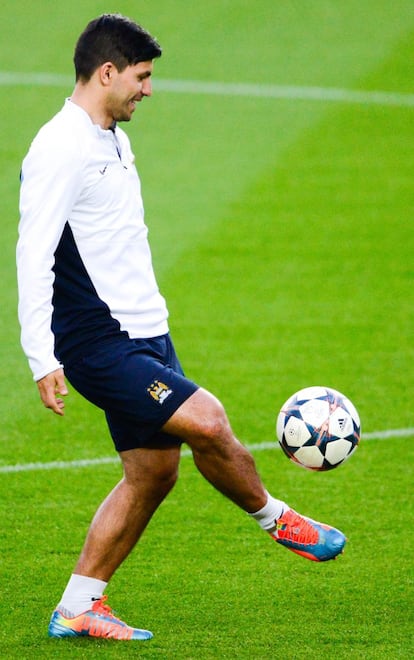 Aguero toca el balón durante el entrenamiento previo al encuentro de vuelta de octavos de final de la Liga de Campeones.
