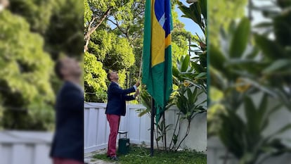 El diplomático Andrés Mangiarotti iza la bandera de Brasil en la embajada argentina en Caracas este jueves.