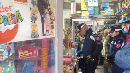 Agentes de la Polic&iacute;a Municipal de Madrid en la tienda de alimentaci&oacute;n.