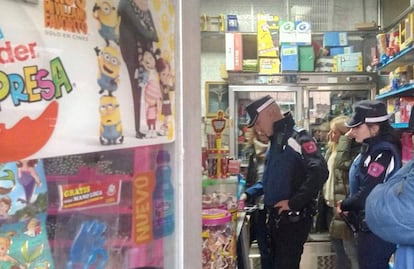 Agentes de la Polic&iacute;a Municipal de Madrid en la tienda de alimentaci&oacute;n.