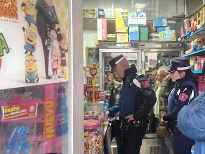 Agentes de la Polic&iacute;a Municipal de Madrid en la tienda de alimentaci&oacute;n.