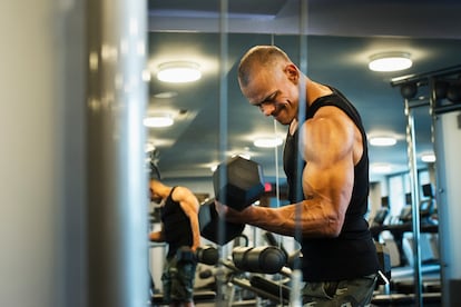 Un hombre en un gimnasio.