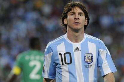 Messi, en actitud pensativa, durante el partido.