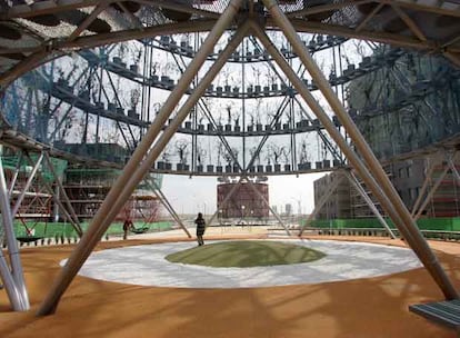 El Bulevar de la Naturaleza, un parque del Ensanche de Vallecas separado por una calle de las nuevas VPO.