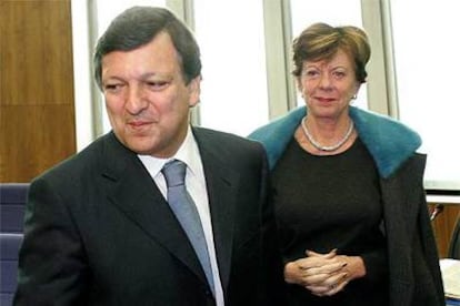 El presidente de la Comisión, José Manuel Durão Barroso, y la comisaria de Competencia, Neelie Kroes.