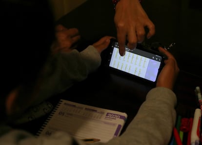 Hacer las tareas con un móvil, que no siempre dispone de los datos que se requieren, es un lastre en el proceso educativo de muchos niños.