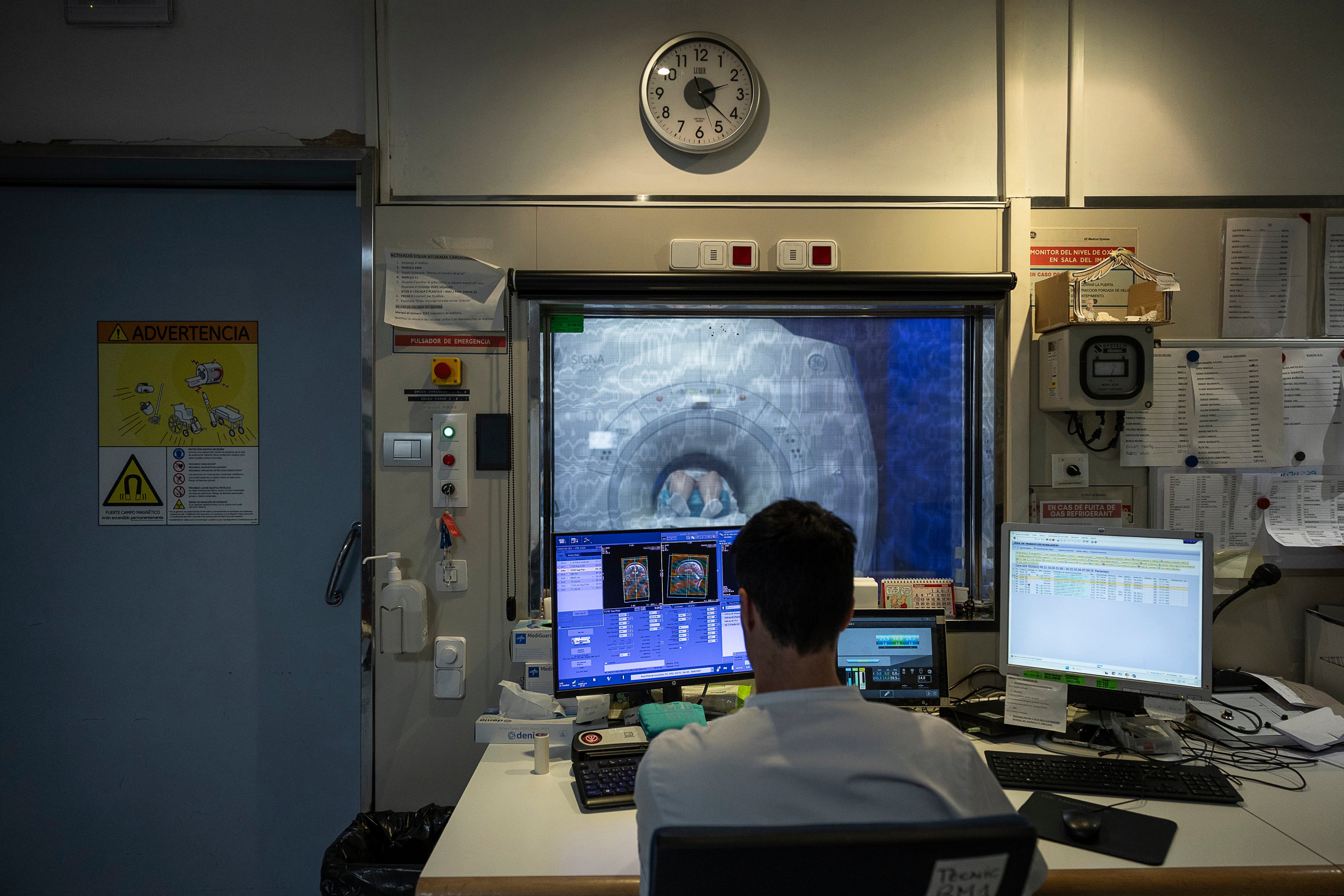 Servicio nocturno de realización de resonancias magnéticas en el Hospital Clínic de Barcelona.
