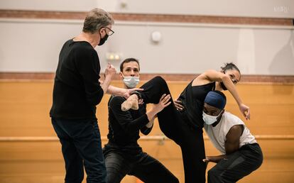 Nacho Duato da indicaciones a los bailarines en otro momento del ensayo.