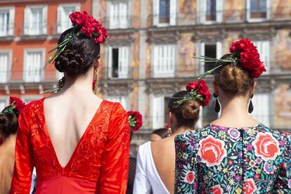 Varias modelos participan en un espectáculo en la plaza Mayor de Madrid, durante la presentación de la segunda edición de moda flamenca (SIMOF).
