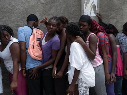 Víctimas del terremoto esperan durante la distribución de alimentos en el barrio de Picot en Les Cayes, Haití.