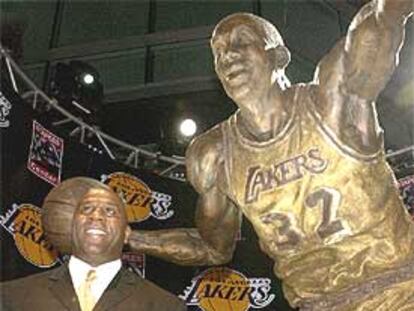 Monumento en bronce de Earvin <i>Magic</i> Johnson