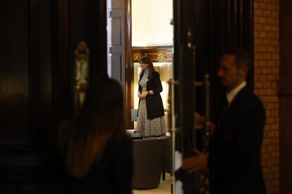 La presidenta del Parlament, Laura Borràs, en su despacho de audiencias durante un encuentro con el presidente del Parlamento de Berlín, Dennis Buchner, este martes.