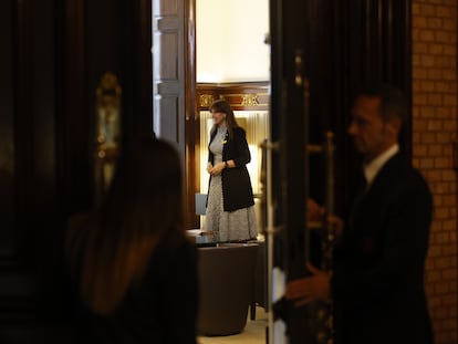 La presidenta del Parlament, Laura Borràs, en su despacho de audiencias durante un encuentro con el presidente del Parlamento de Berlín, Dennis Buchner, este martes.