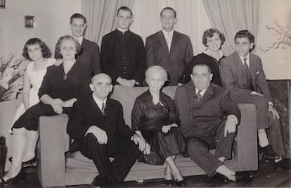 La familia Bergoglio, posando para un retrato en Buenos Aires, Argentina, en una imagen sin datar. Fila superior, de izquierda a derecha: María Elena (hermana de Jorge Mario), Regina Sivori (madre), Alberto (hermano), Jorge Mario, Oscar (hermano), Marta (hermana) y su esposo Enrique Navaja (cuñado). Fila inferior, de derecha a izquierda: Mario (padre), María de Bergoglio (abuela paterna) y Juan (abuelo paterno).