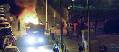 Un contenedor ardiendo tras los disturbios provocados por cientos de jóvenes durante el concierto.