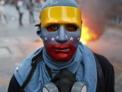 Jovem participa de protesto em Caracas.