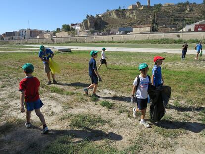 En Blanes, donde trabaja la asociación de Carlos Tidu, ven día a día “una falta de conciencia ambiental preocupante”: “Pero poco a poco, a través de la educación de los hijos, esta conciencia llega a los mayores, a los padres. Las familias”, dice. Luengo coincide en que los mejores prescriptores son los niños. “La implicación de los alumnos en las actividades que llevamos a cabo con colegios es fenomenal”, destaca.