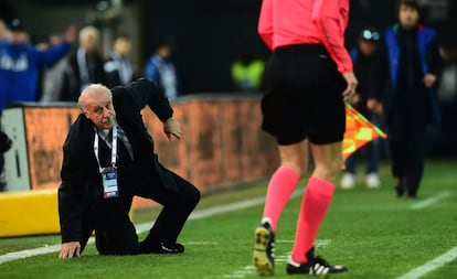 Del Bosque tropieza durante el Italia-España.