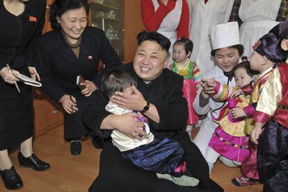 Kim Jong-Un visita un orfanato. Fotografía sin fechar, publicada por la KCNA el 17 de febrero de 2014.