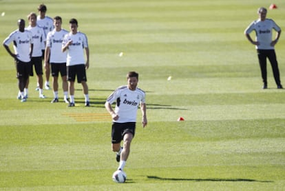 Xabi Alonso conduce el balón, en presencia de Mourinho y varios compañeros, durante un entrenamiento del Madrid.