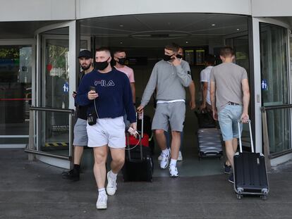 Un grupo de británicos, en el aeropuerto de Ibiza, el pasado domingo.
