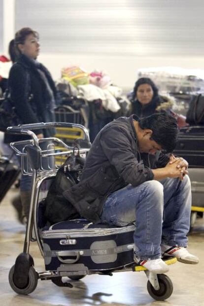 Pasajeros varados en Barajas por el cierre de Air Comet.