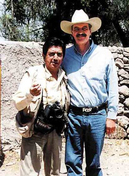 Dorantes (izquierda) posa con el entonces presidente mexicano Vicente Fox.