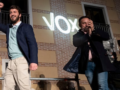 Juan García-Gallardo y Santiago Abascal celebran los resultados de Vox en las elecciones de Castilla y León, el domingo en Valladolid.