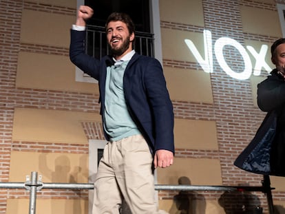 El candidato de Vox en Castilla y León, Juan García-Gallardo (izquierda), y el líder de Vox, Santiago Abascal, en la noche electoral del pasado domingo.