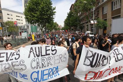 Estudiantes se manifiestan por las calles de Barcelona.