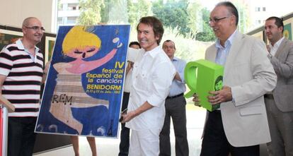 El cantante Raphael recibe regalos de manos del alcalde de Benidorm