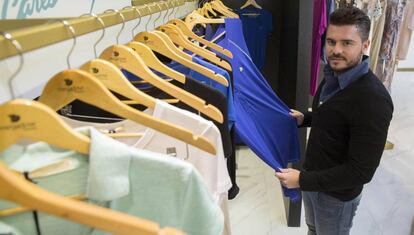João Ricardo Esteves, director de Megadose, muestra su colección de ropa anti zika.