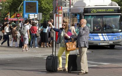 La huelga de taxis en Madrid está registrando un seguimiento de un 100 por ciento, respetándose los servicios mínimos, según ha informado la Asociación Gremial de Auto Taxi de Madrid. En la imagen usuarios en la estación de Atocha (Madrid).