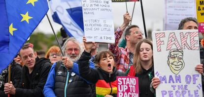 Activistas protestan en Edimburgo contra una manifestaci&oacute;n en la que participa el l&iacute;der euroesc&eacute;ptico Nigel Farage. 