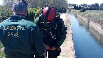 Imagen difundida por la Guardia Civil del canal de riego y efectivos del rescate del cuerpo sin vida de la mujer asesinada en Valencia el pasado 3 de abril.