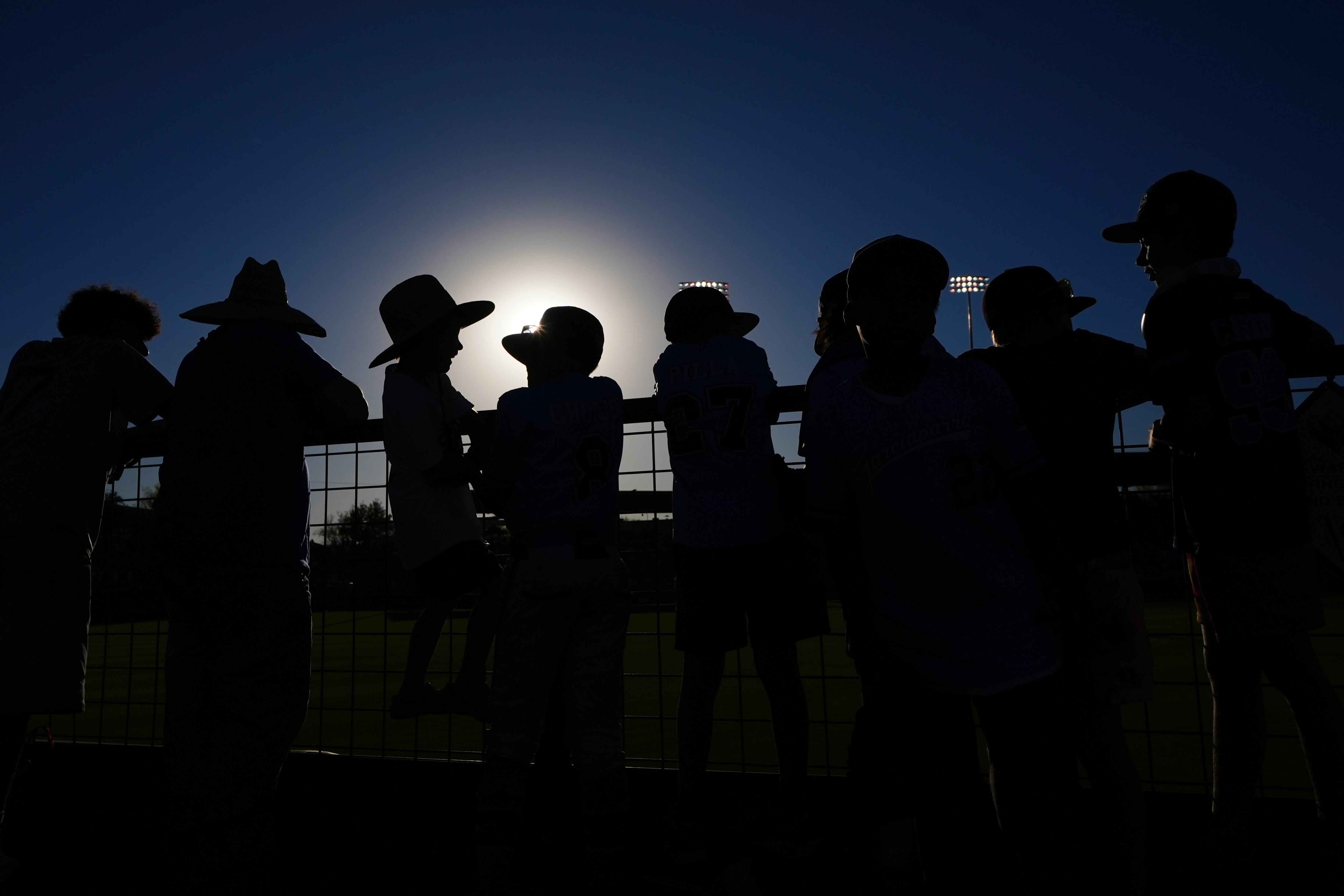 Calor extremo y redadas del ICE: el difícil regreso a clases de niños latinos en Arizona