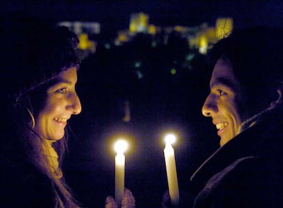 Dos turistas italianos se suman al apagón en el Mirador de San Nicolás de Granada, con la Alhambra al fondo.