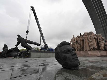 TOPSHOT - This photograph taken on April 26, 2022 shows the Soviet monument to Ukraine-Russia friendship being dismantled in Kyiv. - Authorities in Kyiv on April 26, 2022 began demolishing a monument symbolising historic ties between ex-Soviet Ukraine and Russia, AFP correspondents reported, more than two months after Moscow's troops invaded Ukraine. (Photo by Genya SAVILOV / AFP)