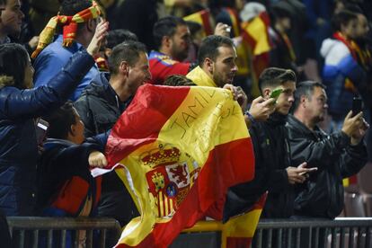 Aficionados de la selección española de fútbol momentos antes del partido ante Macedonia, correspondiente a la clasificación para el Mundial Rusia 2018, que se disputa en Granada.