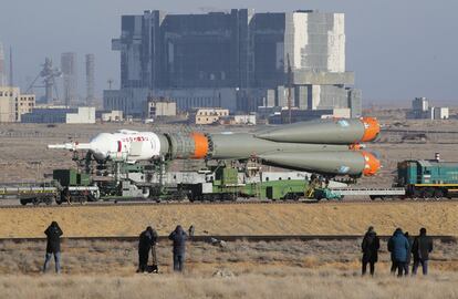 La nave espacial Soyuz MS-12 es transportada desde su hangar a la plataforma de lanzamiento en el cosmódromo ruso de Baikonur (Kazajistán), el 12 de marzo de 2019.