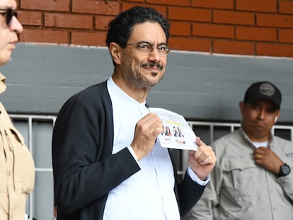 Iván Cepeda después de emitir su voto, en Bogotá, el 21 de junio.