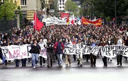 Los 1.600 manifestantes de Oviedo han puesto su granito de arena contra una ley que, a juicio de los estudiantes, supone dar demasiado protagonismo a la enseñanza privada en perjuicio de la pública. (EFE)