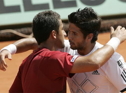 Almagro (izquierda) y Verdasco se abrazan tras el partido.