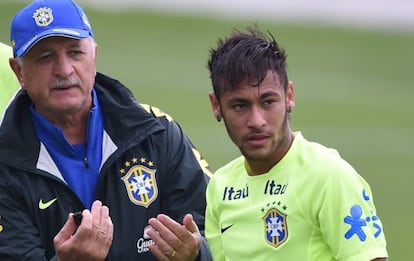 Scolari le da instrucciones a Neymar. 